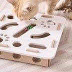 Chat qui cherche la balle dans la boîte à fouille (coloris crème)